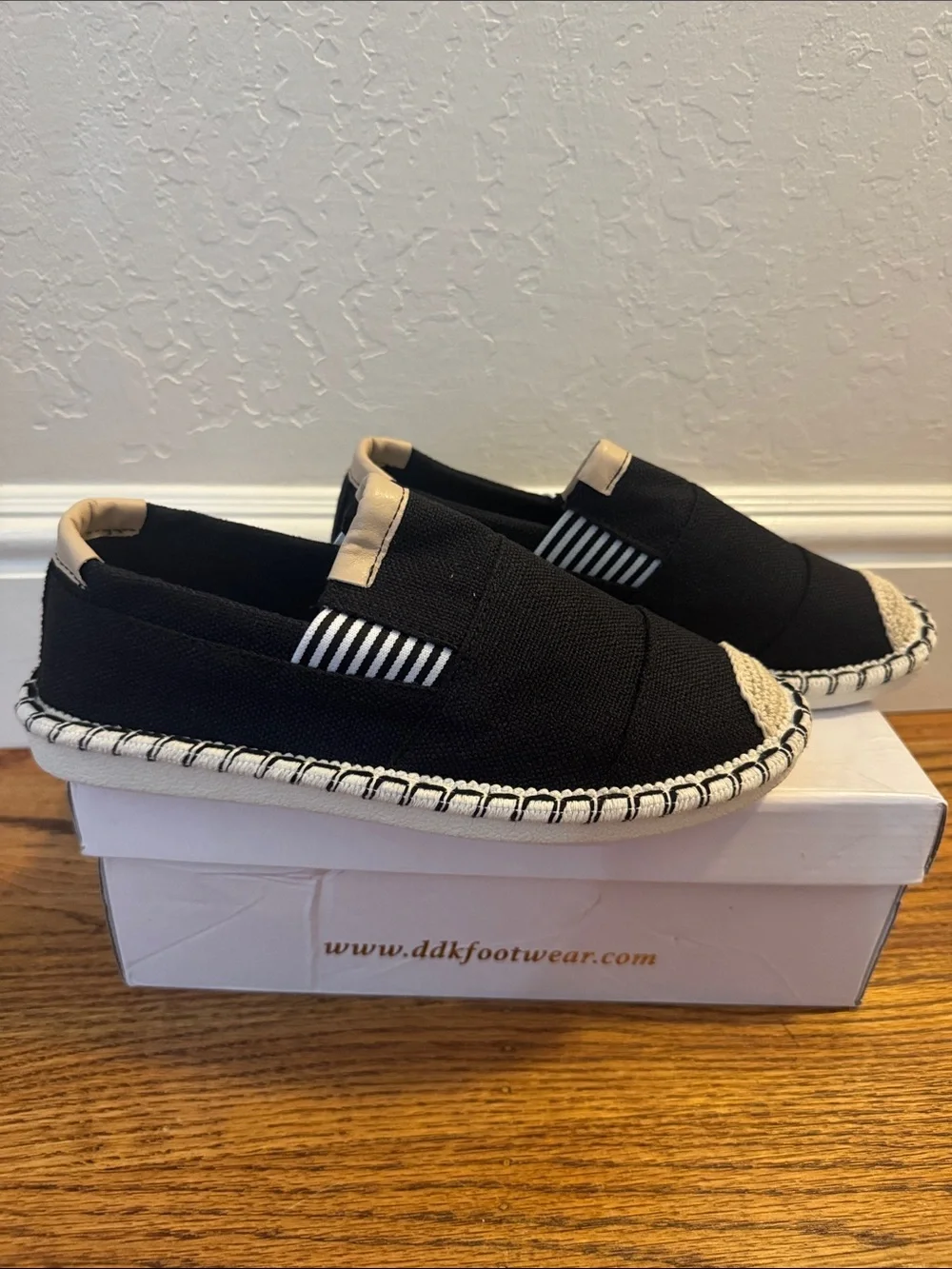 NIB Kayleen Black & White Espadrille Slip-On Shoes Size 6.5